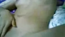 شخص در حالی که خودار ...