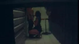 یک دختر جوان آسیایی  ...