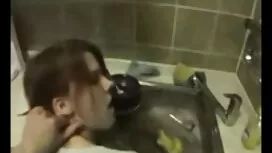 یک مادر جوان در لباس ...
